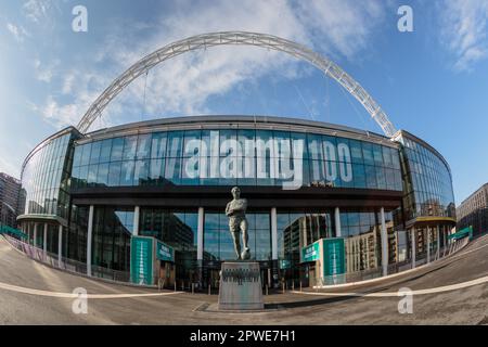 Fischauge des Wembley Stadions und die Bobby Moore Statue. Hundertjährige Logografik „#WEMBLEY100“ auf LED-Display. Stockfoto