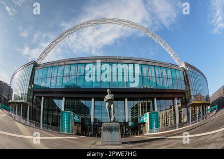 Fischauge des Wembley Stadions und die Bobby Moore Statue. „WEMBLEY STADIUM“-Grafik auf LED-Display. Stockfoto