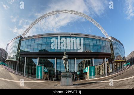 Fischauge des Wembley Stadions und die Bobby Moore Statue. Wembley Stadium Logo-Grafik auf LED-Display. Stockfoto