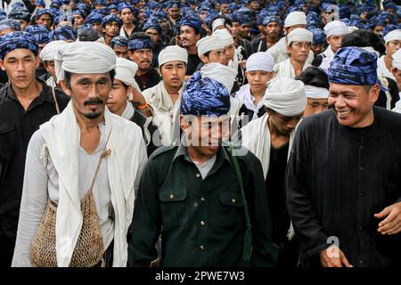 Serang, Indonesien. 29. April 2023. Baduy-Menschen nehmen an einer Reihe von traditionellen Seba Baduy-Zeremonien in Serang Teil. Die Seba Baduy-Tradition ist eine Reihe von jährlichen Traditionen der Baduy-Menschen, die ihre Bestrebungen vermitteln, sich mit der lokalen Regierung anfreunden und als eine Form der Dankbarkeit für die reichhaltige Ernte dienen. Kredit: SOPA Images Limited/Alamy Live News Stockfoto