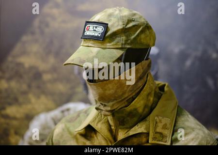 Eine 5,45-Design-Puppe für Soldaten ist im Militärkleiderladen vorhanden. Ein Heer-Kopfschmuck, getragen auf einer Soldatenpuppe - Moskau, Russland, 21. April 202 Stockfoto