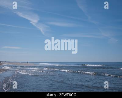 Einsamer Spaziergänger am Strand, einsamer Spaziergänger am Strand Stockfoto
