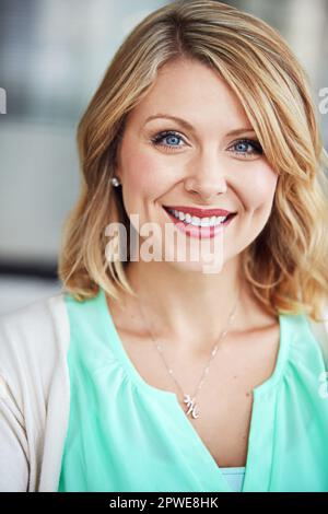 Glauben Sie an sich selbst, und andere werden es auch. Gekürztes Porträt einer glücklichen Geschäftsfrau in lässiger Kleidung. Stockfoto