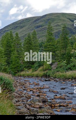 Der Lower River South Esk stürzt zwischen die Felsen beim Mussel Walk in Glen Doll, überblickt von Dog Hillock. Stockfoto