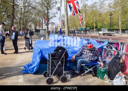 London, England, Großbritannien. 30. April 2023. Royal Superfan SKY LONDON in seinem Camp in der Mall nahe Buckingham Palace. London und sein Freund John Loughrie sind als erste in der Schlange für die Krönung von König Karl III angekommen und campen seit Donnerstag, dem 27. April. (Kreditbild: © Vuk Valcic/ZUMA Press Wire) NUR REDAKTIONELLE VERWENDUNG! Nicht für den kommerziellen GEBRAUCH! Kredit: ZUMA Press, Inc./Alamy Live News Stockfoto