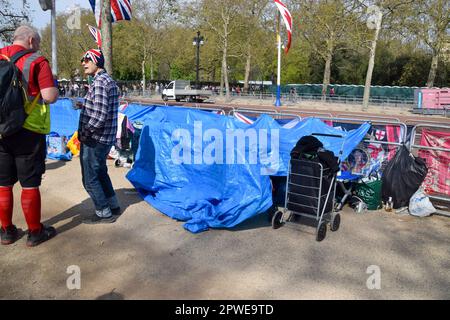 London, England, Großbritannien. 30. April 2023. Royal Superfan SKY LONDON in seinem Camp in der Mall nahe Buckingham Palace. London und sein Freund John Loughrie sind als erste in der Schlange für die Krönung von König Karl III angekommen und campen seit Donnerstag, dem 27. April. (Kreditbild: © Vuk Valcic/ZUMA Press Wire) NUR REDAKTIONELLE VERWENDUNG! Nicht für den kommerziellen GEBRAUCH! Kredit: ZUMA Press, Inc./Alamy Live News Stockfoto