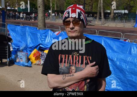 London, England, Großbritannien. 30. April 2023. Royal superfan SKY LONDON zeigt sein Prinzessin Diana Tattoo in seinem Camp in der Mall nahe Buckingham Palace. London und sein Freund John Loughrie sind als erste in der Schlange für die Krönung von König Karl III angekommen und campen seit Donnerstag, dem 27. April. (Kreditbild: © Vuk Valcic/ZUMA Press Wire) NUR REDAKTIONELLE VERWENDUNG! Nicht für den kommerziellen GEBRAUCH! Kredit: ZUMA Press, Inc./Alamy Live News Stockfoto