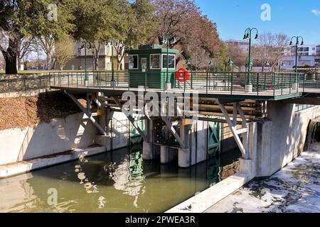 San Antonio, Texas, USA - Februar 2023: Eintritt zur Bootsschleuse am Fluss, die durch das Stadtzentrum verläuft Stockfoto