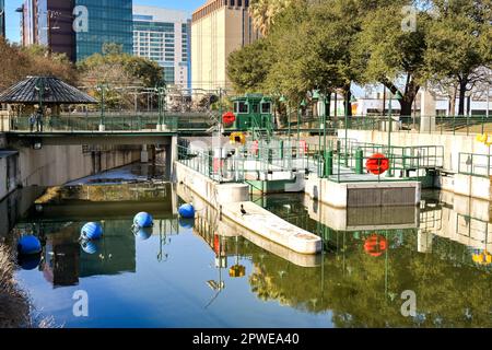 San Antonio, Texas, USA - Februar 2023: Eintritt zur Bootsschleuse am Fluss, die durch das Stadtzentrum verläuft Stockfoto