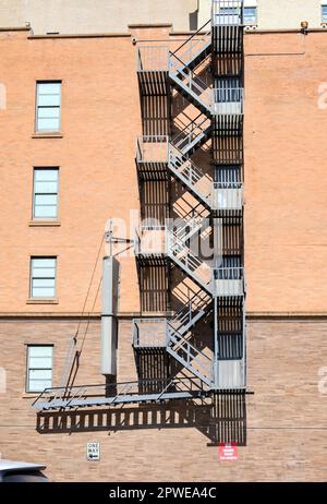 San Antonio, Texas, USA - Februar 2023: Feuertreppe aus Metall an der Seite eines mehrstöckigen Gebäudes im Stadtzentrum Stockfoto