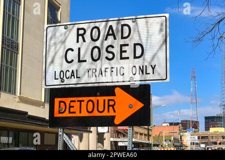 San Antonio, Texas, USA - Februar 2023: Straßensperrenschild mit Umleitung oder Umleitung für Fahrer im Stadtzentrum Stockfoto