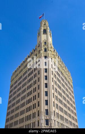 San Antonio, Texas, USA - Februar 2023: Außenansicht des Hotels Emily Morgan in San Antonio. Es wurde 1924 erbaut und wird von Hilton Hotels betrieben Stockfoto