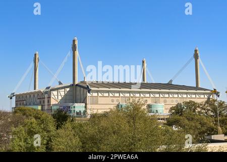 San Antonio, Texas, USA - Februar 2023: Malerischer Blick auf das Alamodrome Sport- und Konzertsaal in der Nähe des Stadtzentrums Stockfoto