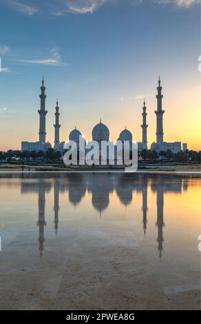 Abu Dhabi, Vereinigte Arabische Emirate - 22. April 2023: Große Scheich-Zayid-Moschee in der Abenddämmerung Stockfoto