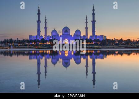 Abu Dhabi, Vereinigte Arabische Emirate - 22. April 2023: Große Scheich-Zayid-Moschee in der Abenddämmerung Stockfoto