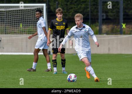 Swansea, Wales. 29. April 2023 Daniel Watts aus Swansea City während des Spiels der Professional Development League zwischen Swansea City under 18 und Wigan Athletic under 18 an der Swansea City Academy in Swansea, Wales, Großbritannien, am 29. April 2023. Kredit: Duncan Thomas/Majestic Media/Alamy Live News. Stockfoto