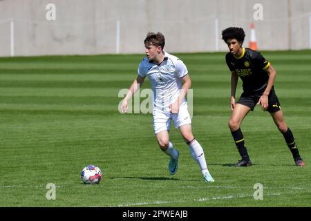 Swansea, Wales. 29. April 2023 Samuel Parker aus Swansea City während des Spiels der Professional Development League zwischen Swansea City under 18 und Wigan Athletic under 18 an der Swansea City Academy in Swansea, Wales, Großbritannien, am 29. April 2023. Kredit: Duncan Thomas/Majestic Media/Alamy Live News. Stockfoto