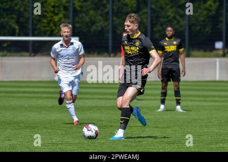 Swansea, Wales. 29. April 2023 Oscar Harris von Wigan Athletic während des Spiels der Professional Development League zwischen Swansea City under 18 und Wigan Athletic under 18 an der Swansea City Academy in Swansea, Wales, Großbritannien, am 29. April 2023. Kredit: Duncan Thomas/Majestic Media/Alamy Live News. Stockfoto