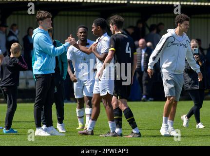 Swansea, Wales. 29. April 2023 Torhüter Evan Watts schüttelt nach dem Spiel der Professional Development League zwischen Swansea City under 18 und Wigan Athletic under 18 in der Swansea City Academy in Swansea, Wales, Großbritannien am 29. April 2023 die Hand mit Jada Mawongo aus Swansea City. Kredit: Duncan Thomas/Majestic Media/Alamy Live News. Stockfoto