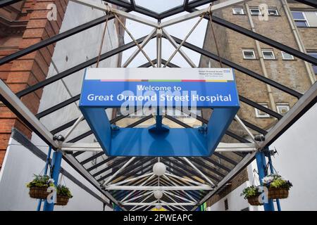 London, Großbritannien. 30. April 2023 Außenansicht des Great Ormond Street Hospital. Das Kinderkrankenhaus hat vor den Streiks der Krankenschwestern einen „Zwischenfall zur Aufrechterhaltung des Geschäftsbetriebs“ erklärt und „ernste Bedenken“ über die sichere Personalausstattung während der Streiks geäußert. Kredit: Vuk Valcic/Alamy Live News Stockfoto