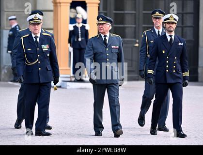 Stockholm, Schweden. 30. April 2023. STOCKHOLM 20230430King Carl XVI Gustaf und Prinz Carl Philip zur Feier des Geburtstages von König Carl Gustaf am Sonntag im Stockholmer Palast. Foto: Claudio Bresciani/TT/Code 10090 Kredit: TT News Agency/Alamy Live News Stockfoto
