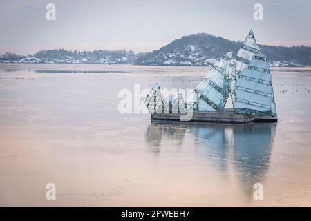 Sie lügt, eine öffentliche Skulptur von Monica Bonvicini aus Edelstahl und Glasplatten, die im Fjord in Oslo in Norwegen schweben. Stockfoto