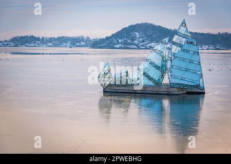 Sie lügt, eine öffentliche Skulptur von Monica Bonvicini aus Edelstahl und Glasplatten, die im Fjord in Oslo in Norwegen schweben. Stockfoto