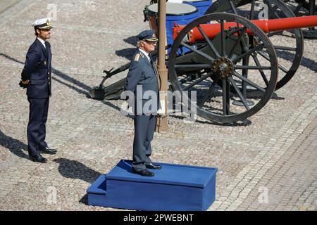 Stockholm, Schweden. 30. April 2023. STOCKHOLM 20230430Prince Carl Philip und König Carl Gustaf zur Feier des Königstags am Sonntag im Stockholmer Palast. Foto: Christine Olsson/TT/Code 10430 Kredit: TT News Agency/Alamy Live News Stockfoto