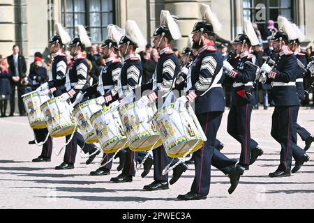 Stockholm, Schweden. 30. April 2023. DIE STOCKHOLM 20230430The Armeeband führt sonntags bei der Feier des Geburtstages von König Carl Gustaf im Stockholmer Palast ein Musical auf. Foto: Claudio Bresciani/TT/Code 10090 Kredit: TT News Agency/Alamy Live News Stockfoto