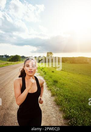 Das einzig schlechte Workout ist das, das Sie nicht gemacht haben. Eine fitte junge Frau, die an einem schönen Tag draußen herumläuft. Stockfoto