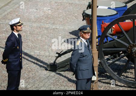 Stockholm, Schweden. 30. April 2023. STOCKHOLM 20230430Prince Carl Philip und König Carl Gustaf zur Feier des Königstags am Sonntag im Stockholmer Palast. Foto: Christine Olsson/TT/Code 10430 Kredit: TT News Agency/Alamy Live News Stockfoto