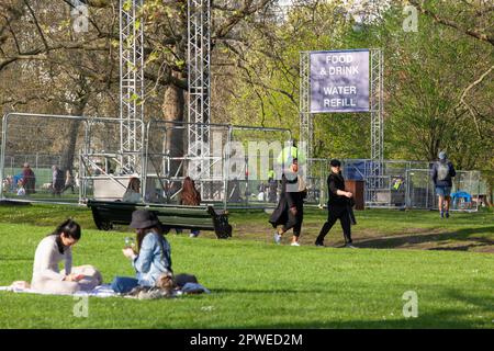 London, Großbritannien. 29. April 2023. Im Londoner Green Park sind die Vorbereitungen für die Krönung von König Karl III. In weniger als einer Woche. Auf dem Gerüst befinden sich Schilder, die Besucher am Samstag, den 6. Mai, zu den Dienstleistungen führen, die sie benötigen. Zusätzliche Sicherheitskräfte sind bereits vor Ort und ein großer Bereich wurde abgezäunt, um einen Medienbereich aufzunehmen. Kredit: Anna Watson/Alamy Live News Stockfoto