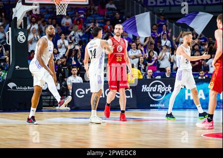 Madrid, Spanien. 30. April 2023. Gabriel Deck (Real Madrid) am Ende des Basketballspiels zwischen Real Madrid und Zaragoza Basket, gültig für den Spieltag 30 der spanischen Basketballliga ACB namens „Liga Endesa“, gespielt am Sonntag, den 30. April 2023 im Wizink Center in Madrid. Guthaben: Live Media Publishing Group/Alamy Live News Stockfoto