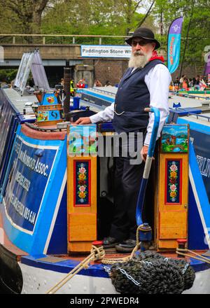 London, Vereinigtes Königreich, 30. April 2023. Peter, ein Freiwilliger bei den „Pisces“, verkleidet in einem traditionellen Bootsoutfit, repräsentiert die Hillingdon Narrowboat Association, eine Wohltätigkeitsorganisation, die Menschen auf Bootsfahrten benachteiligt. Schmalboote, Lastkähne und Kanalboote nehmen wieder einmal am IWA Canalway Cavalcade Festival in Little Venice Teil, das von der Inland Waterways Association (IWA) veranstaltet wird. Die IWA Canalway Cavalcade feiert dieses Jahr ihren 40. Jahrestag und feiert das Leben auf den Wasserstraßen mit einem Bootswettbewerb, Musik, Stände und Familienunterhaltung entlang des Canal Grande. Stockfoto