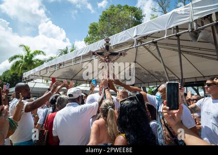 Salvador, Bahia, Brasilien - 06. Januar 2023: Katholische Gläubige begleiten das Bild von Jesus am Kreuz am traditionellen ersten Freitag des 2023 Stockfoto