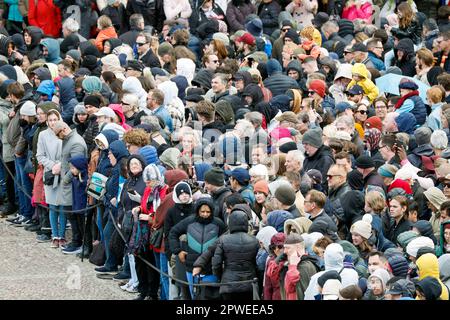 Stockholm, Schweden. 30. April 2023. STOCKHOLM 20230430Spectators zur Feier des Geburtstages von König Carl Gustaf am Sonntag im Stockholmer Palast. Foto: Christine Olsson/TT/Code 10430 Kredit: TT News Agency/Alamy Live News Stockfoto