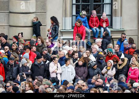 Stockholm, Schweden. 30. April 2023. STOCKHOLM 20230430Spectators zur Feier des Geburtstages von König Carl Gustaf am Sonntag im Stockholmer Palast. Foto: Christine Olsson/TT/Code 10430 Kredit: TT News Agency/Alamy Live News Stockfoto