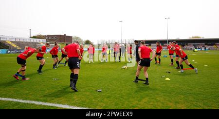 Lewes, Großbritannien. 30. April 2023. Lewes, England, April 30. 2023: Lewes-Spieler wärmen sich vor dem FA Womens Championship-Fußballspiel zwischen Lewes und Durham im Dripping Pan in Lewes, England, auf. (James Whitehead/SPP) Kredit: SPP Sport Press Photo. Alamy Live News Stockfoto