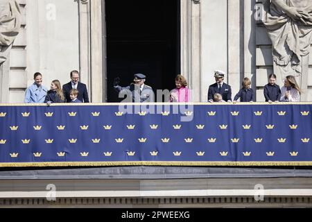 Stockholm, Schweden. 30. April 2023. STOCKHOLM 20230430 Kronprinzessin Victoria, Prinzessin Estelle, Prinz Oscar, Prinz Daniel, König Carl XVI Gustaf, Königin Silvia, Prinz Carl Philip, Prinz Julian, Prinz Gabriel, Prinz Alexander und Prinzessin Sofia auf dem Balkon zur Feier des Geburtstages von König Carl Gustaf am Sonntag im Stockholmer Palast. Foto: Christine Olsson/TT/Code 10430 Kredit: TT News Agency/Alamy Live News Stockfoto