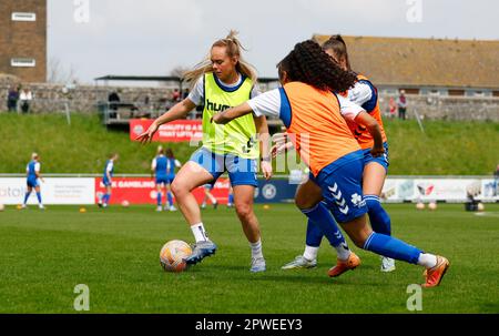 Lewes, Großbritannien. 30. April 2023. Lewes, England, April 30. 2023: Die Spieler von Durham wärmen sich vor dem FA Womens Championship Fußballspiel zwischen Lewes und Durham im Dripping Pan in Lewes, England, auf. (James Whitehead/SPP) Kredit: SPP Sport Press Photo. Alamy Live News Stockfoto