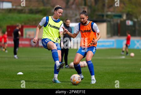 Lewes, Großbritannien. 30. April 2023. Lewes, England, April 30. 2023: Die Spieler von Durham wärmen sich vor dem FA Womens Championship Fußballspiel zwischen Lewes und Durham im Dripping Pan in Lewes, England, auf. (James Whitehead/SPP) Kredit: SPP Sport Press Photo. Alamy Live News Stockfoto