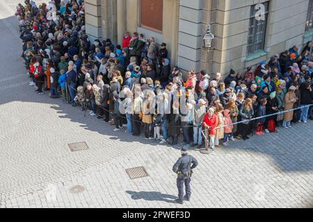 Stockholm, Schweden. 30. April 2023. STOCKHOLM 20230430Spectators zur Feier des Geburtstages von König Carl Gustaf am Sonntag im Stockholmer Palast. Foto: Christine Olsson/TT/Code 10430 Kredit: TT News Agency/Alamy Live News Stockfoto
