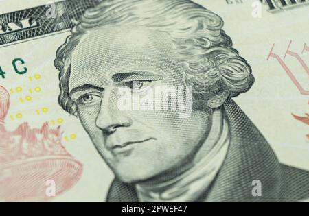 Makro hat ein Porträt von Alexander Hamilton auf einem 10-Dollar-Schein aufgenommen. Hintergrund des Geldes. 10-Dollar-Schein mit Alexander Hamilton Eyes Makrofoto. Stockfoto