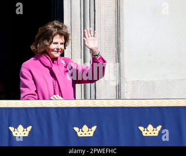 Stockholm, Schweden. 30. April 2023. STOCKHOLM 20230430Queen Silvia auf dem Balkon zur Feier des Geburtstages von König Carl Gustaf am Sonntag im Stockholmer Palast. Foto: Christine Olsson/TT/Code 10430 Kredit: TT News Agency/Alamy Live News Stockfoto