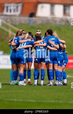 Lewes, Großbritannien. 30. April 2023. Lewes, England, April 30. 2023: Die Spieler von Durham treffen sich vor dem FA Womens Championship Fußballspiel zwischen Lewes und Durham im Dripping Pan in Lewes, England. (James Whitehead/SPP) Kredit: SPP Sport Press Photo. Alamy Live News Stockfoto