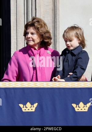 Stockholm, Schweden. 30. April 2023. STOCKHOLM 20230430Queen Silvia, Prinz Gabriel auf dem Balkon zur Feier des Geburtstages von König Carl Gustaf am Sonntag im Stockholmer Palast. Foto: Christine Olsson/TT/Code 10430 Kredit: TT News Agency/Alamy Live News Stockfoto