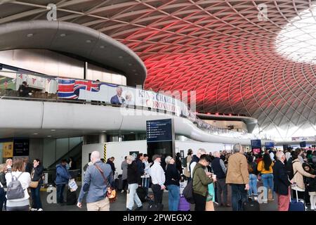 London, Großbritannien. 30. April 2023 Krönung von König Karl III Inside King's Cross Station Credit: Matthew Chattle/Alamy Live News Stockfoto