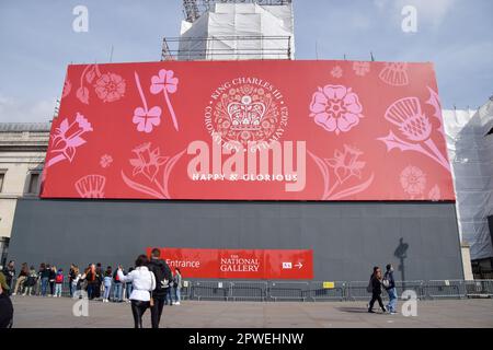 London, Großbritannien. 30. April 2023 Vor der Krönung von König Karl III., die am 6. Mai stattfindet, bedeckt ein riesiges Banner die National Gallery am Trafalgar Square. Kredit: Vuk Valcic/Alamy Live News. Stockfoto