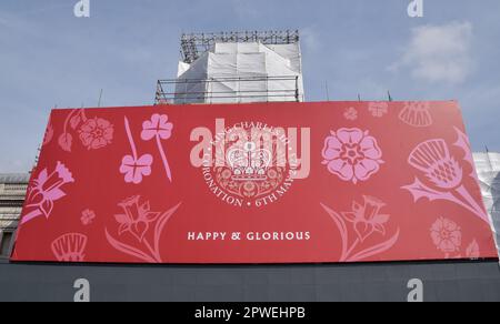 London, Großbritannien. 30. April 2023 Vor der Krönung von König Karl III., die am 6. Mai stattfindet, bedeckt ein riesiges Banner die National Gallery am Trafalgar Square. Kredit: Vuk Valcic/Alamy Live News. Stockfoto