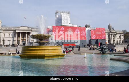 London, Großbritannien. 30. April 2023 Vor der Krönung von König Karl III., die am 6. Mai stattfindet, bedeckt ein riesiges Banner die National Gallery am Trafalgar Square. Kredit: Vuk Valcic/Alamy Live News. Stockfoto